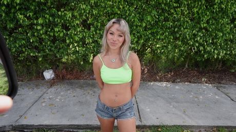 Lyshåret amerikansk babe Luna Luxe får sin fisse slikket og piket på en bus