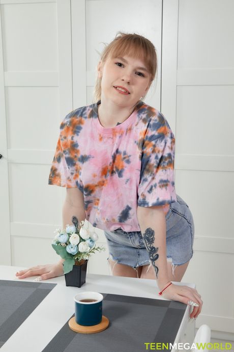 ティーンエイリアンとマルガリータクロスがレズビアンセックス中にオマンコを舐める