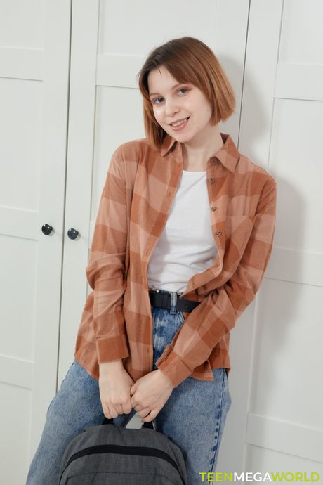 ティーンエイリアンとマルガリータクロスがレズビアンセックス中にオマンコを舐める