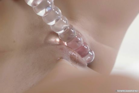 ホットチェコスタンナークリスティナはソロでディルドで彼女の角質の猫をおもちゃにします