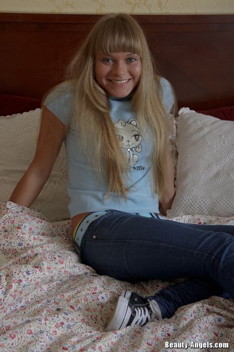 Willa er en hot blondine, der elsker at få sin fisse fyldt