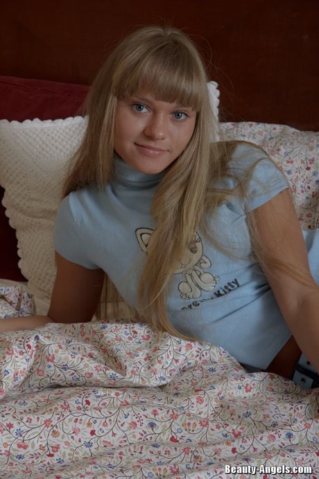 Willa er en hot blondine, der elsker at få sin fisse fyldt