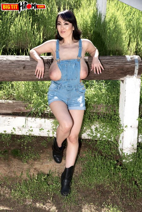 Asiatisk babe Hitomi Tanaka viser sine store meloner frem og blotter sin krop udendørs