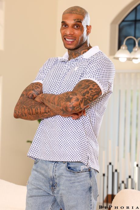 バイセクシャルの女の子フィービー・カリブがバイセクシャルの男たちにダブルファックされる