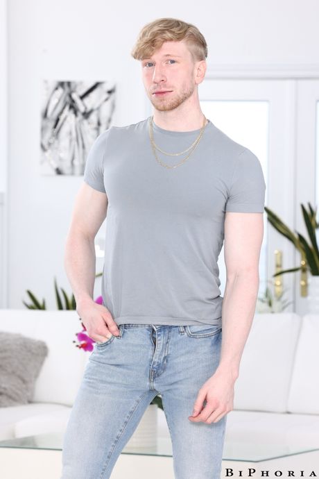 金髪のアメリカ人、フィリピン人の妻ジア・ディベラは彼女の大きなお尻を舐められ、彼女の猫を犯される