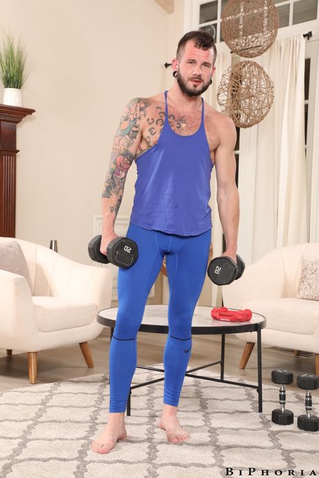 Biseksuel pige Liv Revamped bliver dobbelt kneppet under en trekant