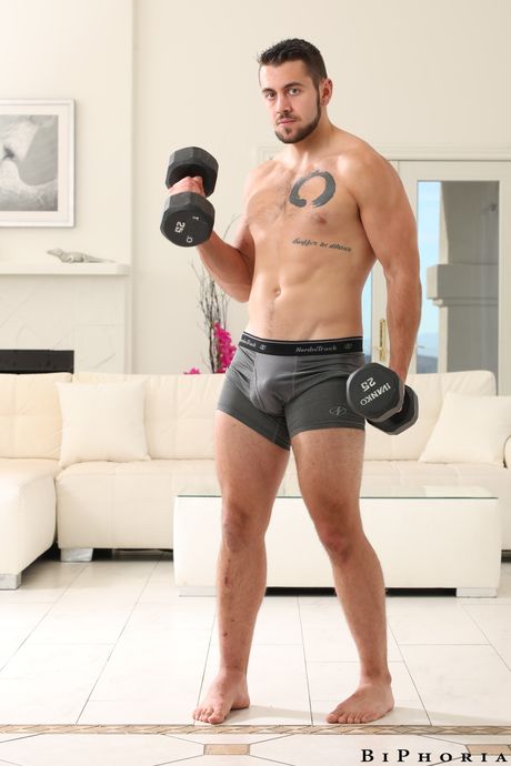 Biseksuel søde Mckenzie Lee bliver dobbelt kneppet under en trekant