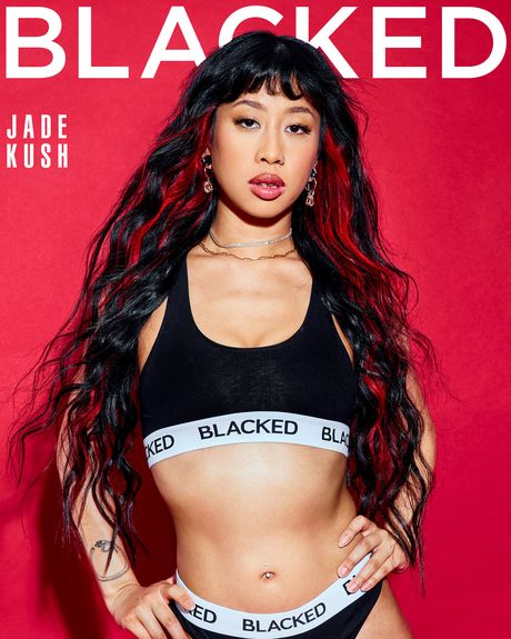 Brunette amerikansk, kinesisk kone Jade Kush får sin behårede fisse boret af en sort pik