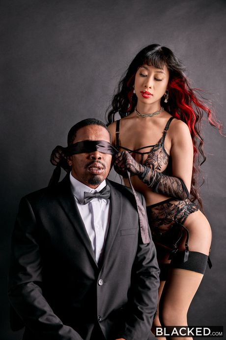 Brunette amerikansk, kinesisk kone Jade Kush får sin behårede fisse boret af en sort pik