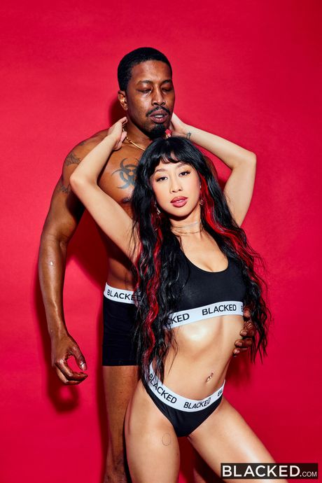 Brunette amerikansk, kinesisk kone Jade Kush får sin behårede fisse boret af en sort pik