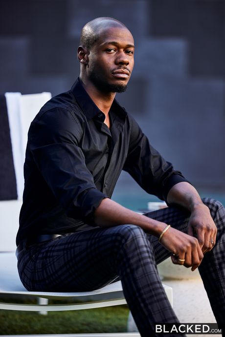 アントン・ハーデンはリビングルームで彼女を犯す黒人男性だ