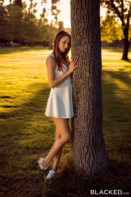 Mørkhåret amerikansk pige Kyler Quinn bliver kneppet af en stor hvid pik på en seng