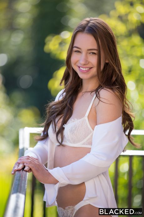 Den store hollandske teenager Taylor Sands lokker en sort mand, mens han har en hvid kjole på