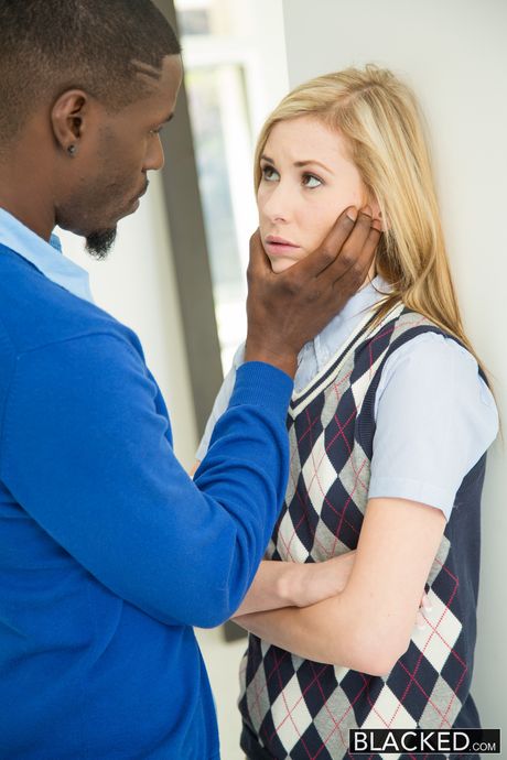 金髪のアメリカ人人形タイセン・リッチが大きな黒いチンコで犯される