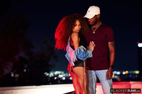 棕色塞西莉亞獅子享受大黑雞巴插入她的陰戶