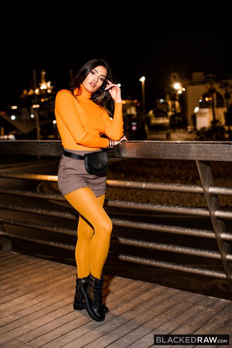 Brunette spansk pige Penelope Cum bliver dobbelt kneppet i en trekant