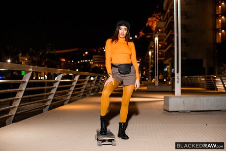 Brunette spansk pige Penelope Cum bliver dobbelt kneppet i en trekant