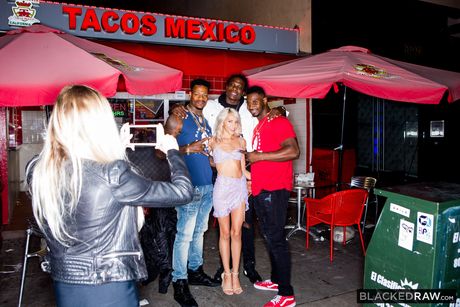 Blond amerikansk, mexicansk pige Hime Marie bliver dobbeltkneppet under et gruppesex