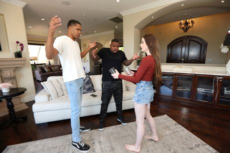 ヘイゼル・ムーアはリビングルームで黒人男性にダブルファックされる