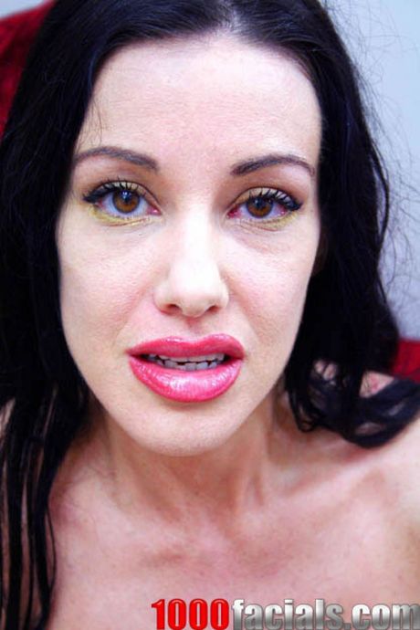 黒髪のアメリカ人キュートなニーナ・カルドヴァが黒のスカートとハイヒールで男性を誘惑