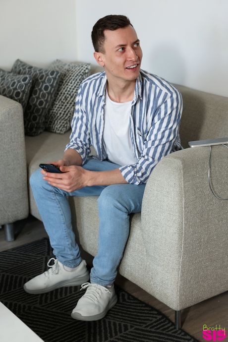 素晴らしいスペインのカバーガール、オハナ・プチは徹底的に叩かれ、汚い顔射を受ける