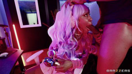 Smuk gamerpige Demi Sutra får sin fisse kneppet af en sort mand