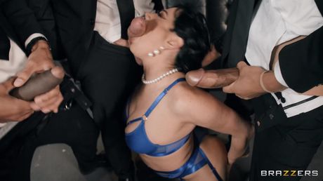 伊朗熟婦 Mona Azar 在群交中被雙重操