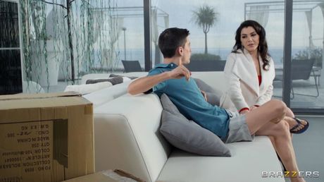 義大利模特兒 Valentina Nappi 的陰部被帥哥舔舐和乾