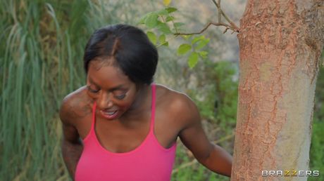 Black Mystique 是一位喜歡在公園做愛的黑人熟女