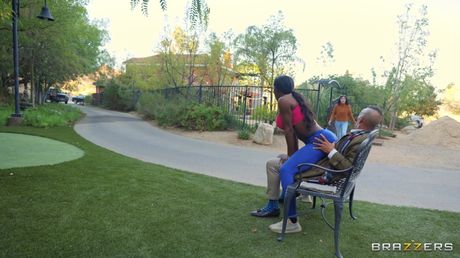 Black Mystique 是一位喜歡在公園做愛的黑人熟女