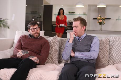 Britisk kone Jasmine Jae får sine store bryster og røv kneppet af sin mands ven