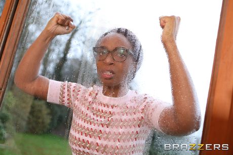 イタリア人妻のヴァレンティーナ・ナッピが夫の友人にセクシーなお尻を犯される