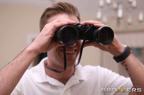 イタリア人妻のヴァレンティーナ・ナッピが夫の友人にセクシーなお尻を犯される