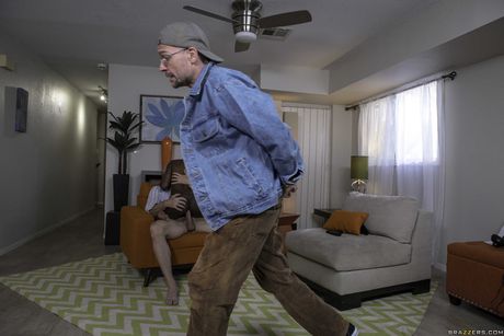 黒人アメリカ人のキュートなアナ・フォックスがキッチンで白人男性とセックスをする