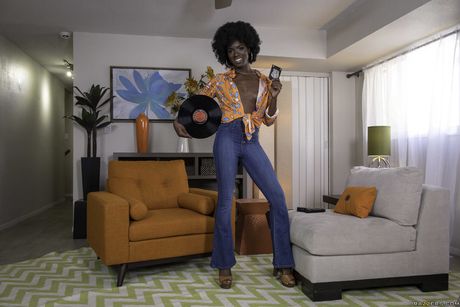 黒人アメリカ人のキュートなアナ・フォックスがキッチンで白人男性とセックスをする