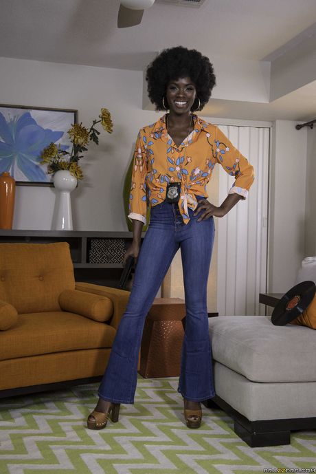 黒人アメリカ人のキュートなアナ・フォックスがキッチンで白人男性とセックスをする