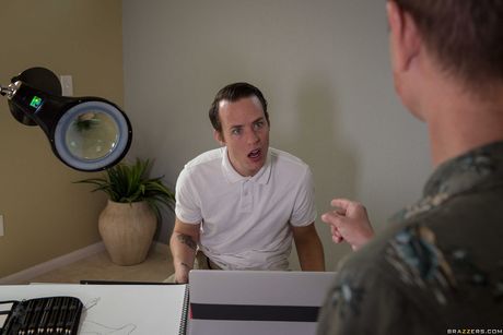 亞洲辣媽 Kaylani Lei 在廚房裡被舔陰和操逼