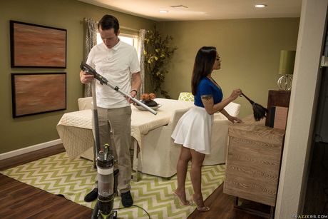 亞洲辣媽 Kaylani Lei 在廚房裡被舔陰和操逼