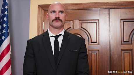 Fyldig barmet amerikansk lyshåret Alexis Fawx har sex med sorte og hvide mænd i en bar