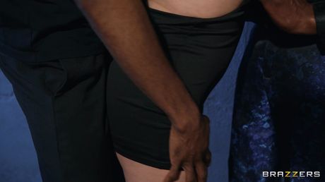 大胸黑髮澳洲美女安琪拉懷特在黑暗小巷裡與黑人男子發生性關係