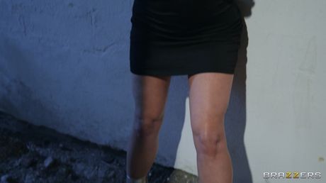 大胸黑髮澳洲美女安琪拉懷特在黑暗小巷裡與黑人男子發生性關係