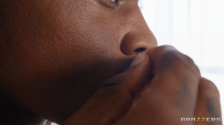 黑色奧秘的巨乳和屁股被黑人幹了