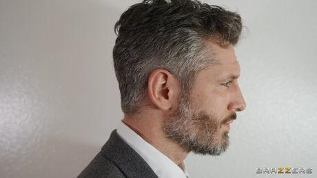 Blond amerikansk milf Skylar Snow har sex med en mand i et køkken