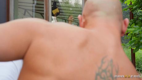 Vidunderlig russisk brunette Kitana Lure får sin varme røv slikket og sin fisse dicked