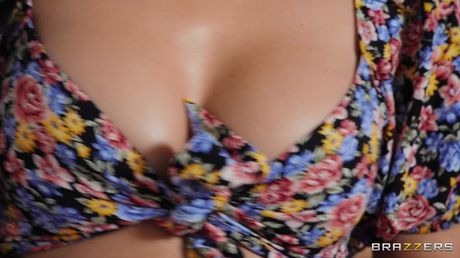 Store bryster Latina Julia De Lucia får sin sexede røv slikket og sin fisse dicked