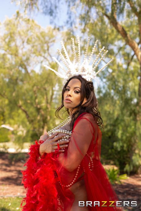 Luna Star er en hot cubansk babe med fantastiske bryster, der elsker at kneppe