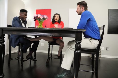 豐滿的美國妻子凱西卡爾弗特得到她驚人的胸部和陰部舔和鑽