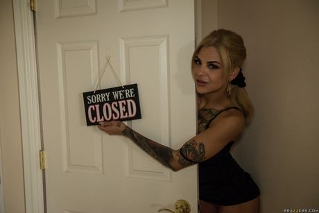 Curvy-Chested american blonde Bonnie Rotten has sex with a man in a billiard room