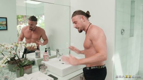 黒人アメリカ人美女スカーリット・スキャンダルが白人男にアナルファックされる