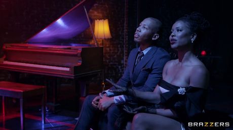 ベイブ・エボニー・ミスティークと彼女の友人キラ・ノワールが3Pをしている